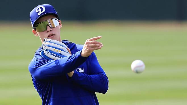 미국프로야구 메이저리그(MLB) 첫 시즌을 준비하는 로스앤젤레스 다저스 김혜성이 16일(현지시간) 다저스 스프링캠프가 열리고 있는 미국 애리조나주 글렌데일 캐멀백 랜치에서 캐치볼하고 있다.