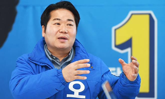 4.2 충남 아산시장 재선거 오세현 더불어민주당 예비후보가 자신의 선거사무실에서 기자들의 질문에 답했다.