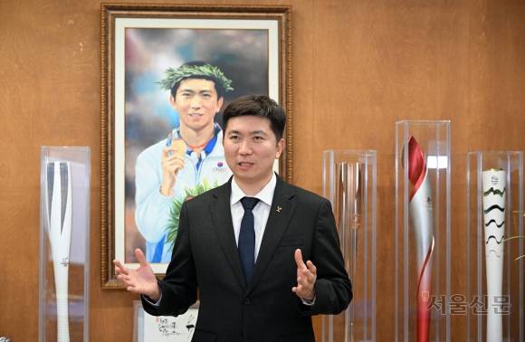 유승민 대한체육회장 당선인이 최근 서울 서초구 양재동 RSM스포츠 사무실에서 진행한 서울신문과의 인터뷰에서 취임 이후 체육회 개혁 방향에 대해 설명하고 있다. 유 당선인 뒤로 2004 아테네올림픽 탁구 남자 단식 금메달 시상식 사진이 걸려 있다. 유 당선인은 오는 28일 체육회장 4년 임기를 시작한다. 도준석 전문기자