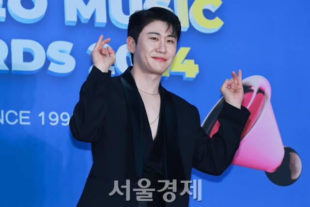 가수 영탁이 16일 서울 중구 장충체육관에서 열린 '32주년 한터뮤직어워즈 2024' 레드카펫에서 포즈를 취하고 있다. 김규빈 기자 2025.02.16