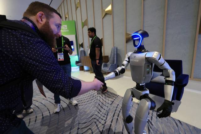 올해 1월 미국 라스베이거스에서 열린 세계 최대 가전·정보기술(IT) 전시회 CES 2025 전시장에서 휴머노이드 로봇 유니트리 G1이 관람객과 악수하고 있다. /연합뉴스