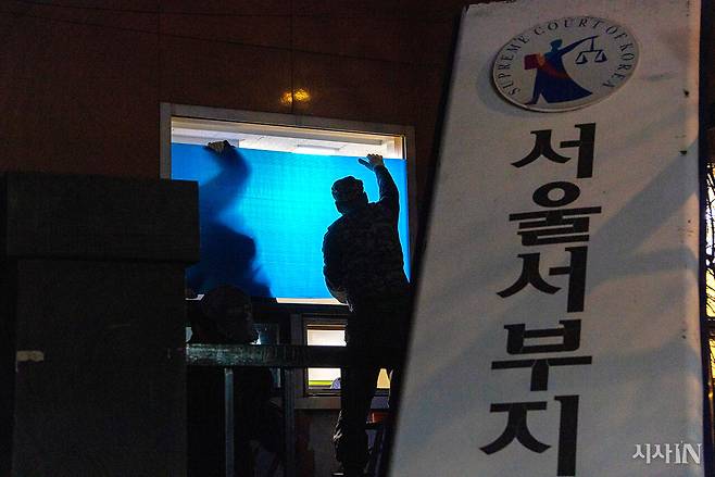 1월19일 저녁, 그날 새벽 폭동으로 인해 크게 훼손된 서울서부지방법원 건물 보수 작업이 진행되고 있다. ⓒ시사IN 신선영