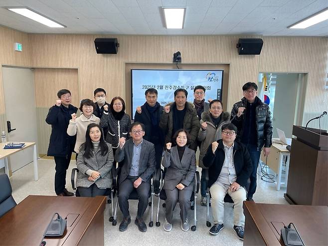 진주강소특구 실무협의회 후 참석자들이 기념 촬영을 하고 있다. ⓒ진주시