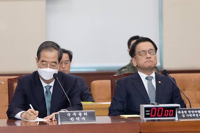 지난 6일 오전 서울 여의도 국회에서 열린 윤석열 정부의 비상계엄 선포를 통한 내란 혐의 진상규명 국정조사 특별위원회 3차 청문회에 한덕수 국무총리, 최상목 대통령 권한대행 부총리 겸 기획재정부 장관이 증인으로 참석한 모습. ⓒ시사저널 이종현