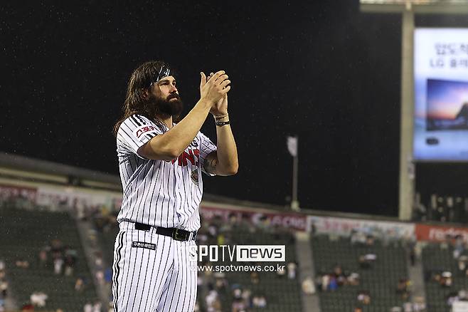 ▲ LG 트윈스 외국인투수 케이시 켈리가 고별 등판에 나선 뒤 팬들에게 인사를 건네고 있다. ⓒ곽혜미 기자