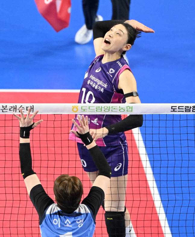 김연경(위)이 이소영의 블로킹 벽 위로 공격을 펼치고 있다. /사진=KOVO 제공
