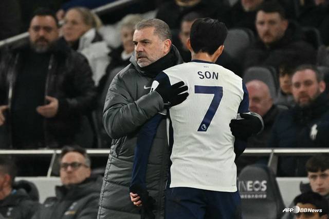 안제 포스테코글루 토트넘 감독(왼쪽)과 손흥민. /AFPBBNews=뉴스1