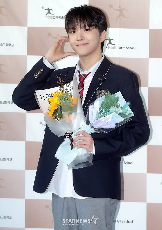 그룹 보이넥스트도어 운학이 17일 오전 서울 송파구 한림연예예술고등학교에서 진행된 14회 졸업식에 참석해 포즈를 취하고 있다. 2025.02.17 /사진=김창현 chmt@