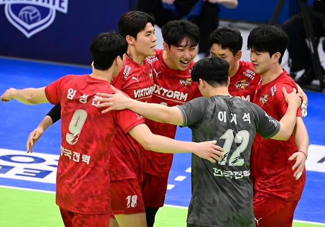 16일 오후 수원실내체육관에서 열린 도드람 2024-2025 V-리그 남자부 5라운드 한국전력과 OK저축은행의 경기, 한국전력이 세트스코어 3:1(32-34 27-25 25-20 25-21)로 승리했다. 한국전력 선수들이 득점 후 기뻐하고 있다. KOVO