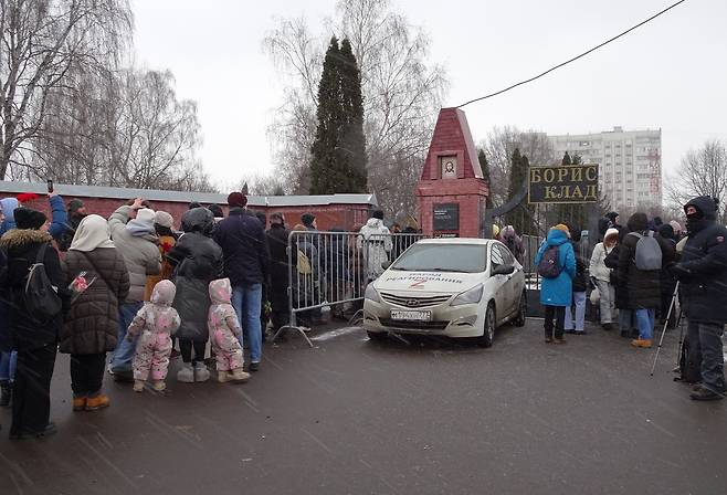 나발니 1주기 (모스크바=연합뉴스) 최인영 특파원 = 16일(현지시간) 오후 러시아 모스크바 남동부 외곽에 있는 보리솝스코예 묘지 앞에 알렉세이 나발니를 추모하기 위한 사람들이 줄지어 서 있다. 러시아 야권 운동가 나발니는 1년 전인 2024년 2월 16일 시베리아 교도소에서 옥중 의문사했다. 2025.2.17. abbie@yna.co.kr (끝)
