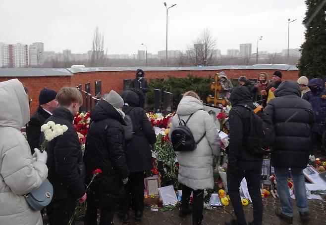 나발니 1주기 (모스크바=연합뉴스) 최인영 특파원 = 16일(현지시간) 오후 러시아 모스크바 남동부 외곽에 있는 보리솝스코예 묘지 앞에 알렉세이 나발니를 추모하기 위한 사람들이 줄지어 서 있다. 러시아 야권 운동가 나발니는 1년 전인 2024년 2월 16일 시베리아 교도소에서 옥중 의문사했다. 2025.2.17. abbie@yna.co.kr (끝)