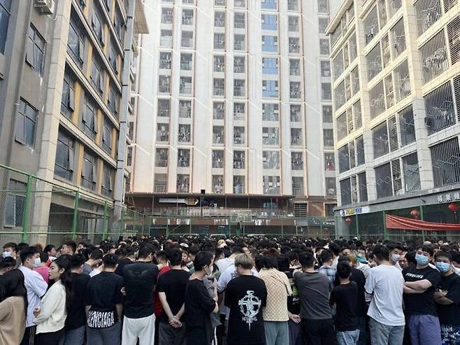 미얀마 소수민족 민병대 "사기조직 관계자 1만명 송환 준비" 미얀마 소수민족 민병대인 카렌 국경수비대(BGF)가 지난 14일 미얀마 동부 슈웨코코에서 사기 조직 작업장이 있는 것으로 알려진 건물을 단속, 건물 내 외국인들을 끌어내고 신원을 확인하는 모습. 2025.02.17
[카오솟 홈페이지 캡처. 재판매 및 DB 금지]