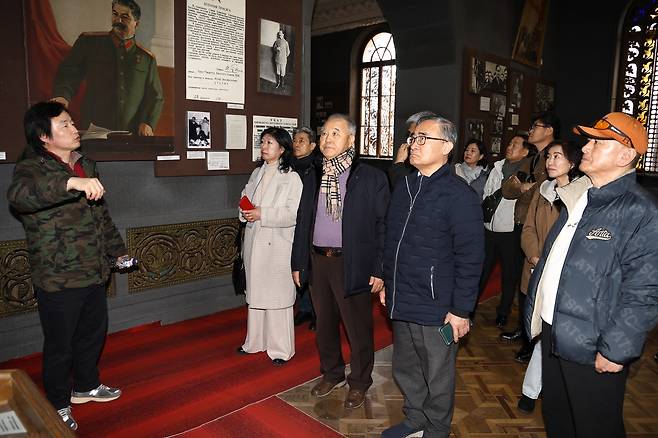 스탈린 박물관 둘러보는 러시아·CIS한인회총연합회 관계자들 (고리[조지아]=연합뉴스) 성도현 기자 = 이광복 러시아·CIS한인회총연합회 부회장(맨 왼쪽)이 16일(현지시간) 구소련 지도자 스탈린의 고향인 조지아 고리를 방문해 스탈린 박물관에서 전시 내용을 소개하고 있다. 2025.2.17 raphael@yna.co.kr