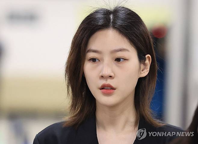 배우 김새론 서울 자택에서 숨진 채 발견 (서울=연합뉴스) 아역배우 출신 배우 김새론이 사망했다. 향년 25세.
    16일 서울 성동경찰서에 따르면 배우 김새론이 성동구 자택에서 숨진 채 발견됐다. 사전에 만나기로 약속했던 친구가 김씨 집에 방문했다가 김씨를 발견하고 경찰에 신고한 것으로 전해졌다.
    경찰 관계자는 "현재까지 외부 침입 흔적 등 범죄 혐의점은 확인되지 않았으나 사망 경위 등은 수사 중"이라고 말했다. 
    사진은 김 씨가 23년 4월 5일 서울중앙지법에서 열린 음주운전 관련 1심 선고공판에 출석하는 모습. 2025.2.16 [연합뉴스 자료사진] photo@yna.co.kr