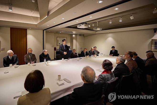 시민사회 원로 만난 이재명 대표 (서울=연합뉴스) 더불어민주당 이재명 대표가 17일 서울 시내 모처에서 함세웅 신부, 백낙청 교수, 김상근 목사, 이부영 자유언론실천재단 명예이사장 등 시민사회 원로들과 오찬 간담회를 하고 있다. 2025.2.17 [더불어민주당 제공. 재판매 및 DB 금지] utzza@yna.co.kr