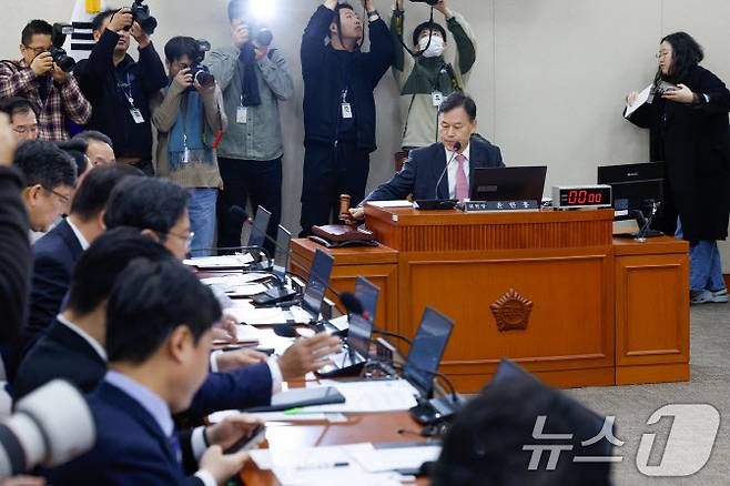 윤한홍 국회 정무위원장이 18일 서울 여의도 국회에서 열린 정무위원회 제422회국회(임시회) 제1차 전체회의에서 개의를 선언하고 있다. (사진=뉴스1)