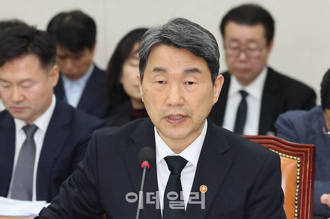 이주호 부총리 겸 교육부장관이 18일 서울 여의도 국회에서 열린 교육위원회 전체회의에서 대전 초등학생 사망 사건 관련 의원질의에 답하고 있다.(사진=뉴시스)