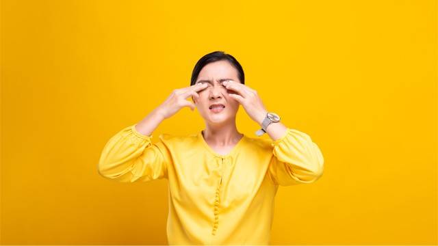 눈이 충혈되고 가려운 증상이 나타났을 때, 집에 있는 아무 안약이나 점안하는 경우가 많다 | 출처: 게티이미지뱅크