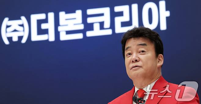 백종원 더본코리아 대표가 지난해 서울 영등포구 여의도 한국거래소에서 열린 더본코리아 유가증권시장 신규 상장기념식에서 상장 소감을 밝히고 있다. 2024.11.6/뉴스1 ⓒ News1 김성진 기자