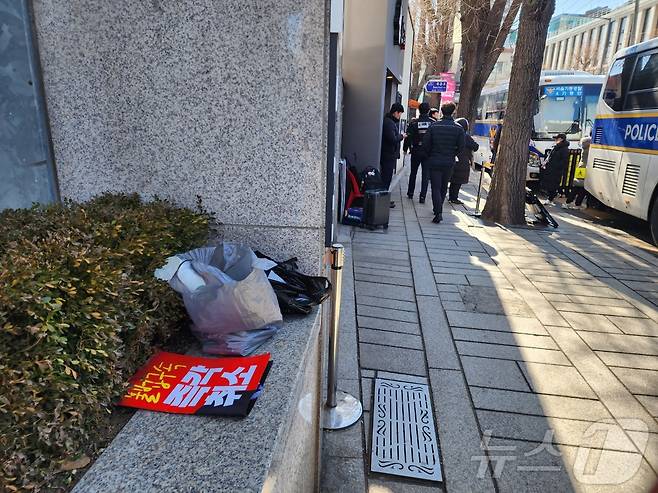 18일 서울시 종로구 헌법재판소 건너편 한 음식연구소 앞에 윤석열 대통령의 구속 수사를 반대하는 집회자의 개인 물품이 방치돼 있다. 2025.02.18/ⓒ 뉴스1 권진영 기자
