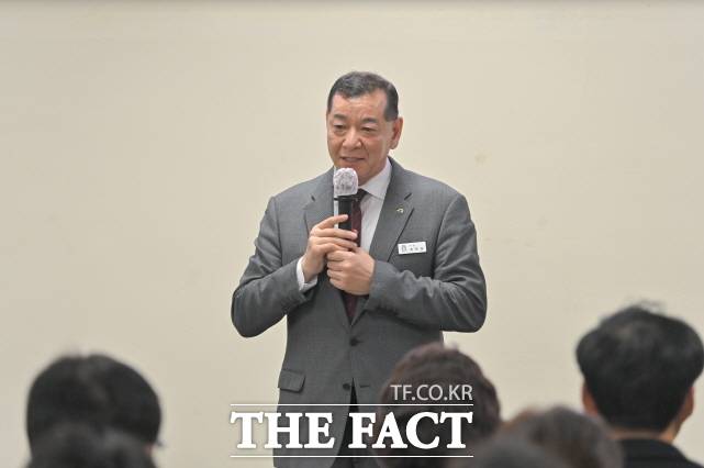 최원철 공주시장이 17일 오후 신관동 행정복지센터에서 열린 신관동민과의 대화를 통해 인삿말을 하고 있다. /공주시