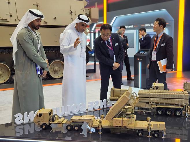 17일 아랍에미리트(UAE) 아부다비에서 열린 중동 최대 방산 전시회 ‘IDEX 2025’. UAE 방산업계 관계자들이 한화 부스에서 L-SAM(장거리 지대공 유도무기체계)에 대한 설명을 듣는 모습. L-SAM은 미국·이스라엘 등 일부 국가만 보유한 대공방어 기술을 집약했다는 평을 듣는다./한화에어로스페이스 제공