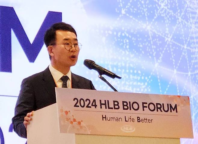 진양곤 HLB 회장이 지난해 열린 '제2회 HLB바이오포럼'에서 개회사를 하고 있다. 진 회장은 최근 그룹 계열사인 HLB바이오스텝, HLB이노베이션 주식을 각각 7만5200주, 2만주 장내 매수했다./연합뉴스