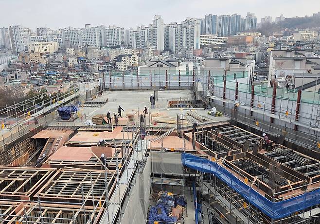 지난 16일 서울의 한 건설 현장에서 작업자들이 자재를 옮기고 있다./연합뉴스