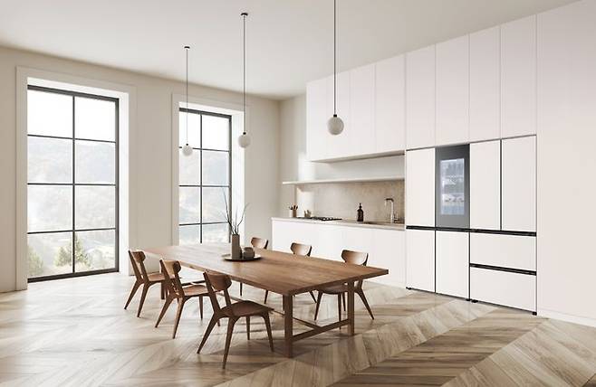 LG전자가 빌트인 가전 효과를 내는 ‘LG 디오스 오브제컬렉션 냉장고 핏 앤 맥스(Fit & Max)’로 공간 효율을 높인 주방 인테리어 트렌드를 선도한다. 핏 앤 맥스 상냉장 하냉동 냉장고와 김치냉장고를 연결해 설치한 인테리어컷.ⓒLG전자