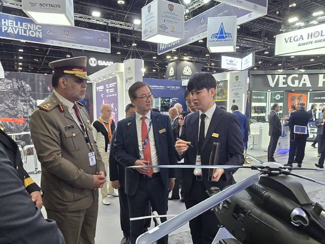 강구영(가운데) KAI 사장이 카타르 군 고위 관계자와 함께 17일부터 21일까지 UAE 아부다비에서 열리는 IDEX 2025에 마련된 KAI 부스에서 설명을 듣고 있다. KAI 제공