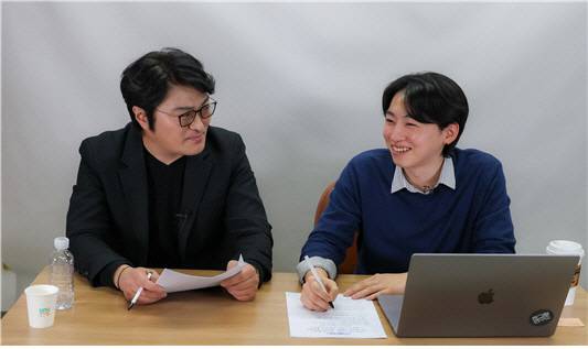 디지털타임스 편집국의 유튜브 스튜디오에서 광운대 OTT 미디어 전공 이희대(왼쪽) 교수와 지식형 유튜브 콘텐츠의 새 장을 연 제작사 '큰그림연구소'의 유재룡 PD가 '희대의 NOW 구독중' 인터뷰를 촬영중이다.  



박동욱기자 fufus@dt.co.kr