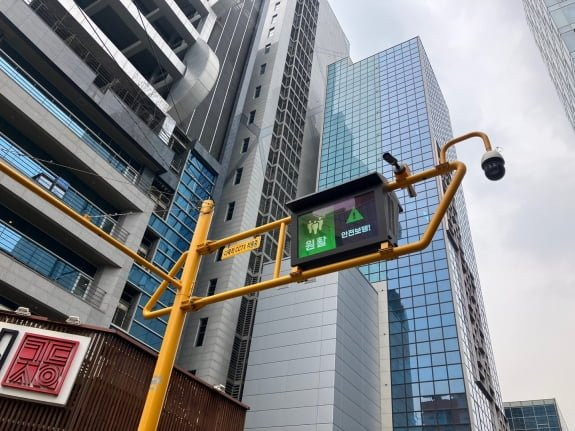 0005095174_001_20250217123214376.jpg "횡단보도 다 못건너면 자동 신호연장"…서울시, 스마트 안전시설 도입