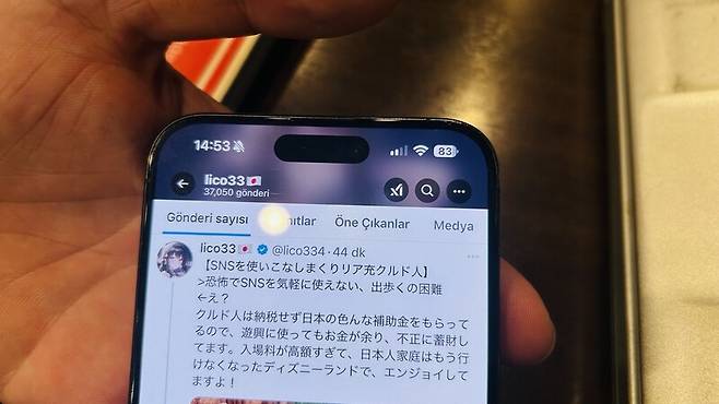 한 재일 쿠르드인이 일부 일본인 극우 인종차별주의자들이 재일 쿠르드인들을 상대로 소셜미디어(SNS)에 올린 가짜뉴스들을 보여주고 있다. 와라비(사이타마)/홍석재 특파원 forchis@hani.co.kr