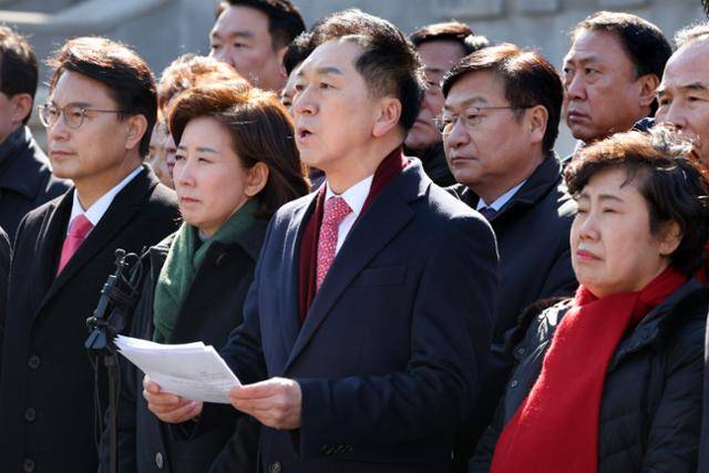 국민의힘 의원들이 17일 서울 종로구 헌법재판소 앞에서 윤석열 대통령 최소한 방어권 보장 촉구 및 불공정성 규탄과 관련해 헌법재판소 사무처장을 면담하기에 앞서 기자회견을 하고 있다. 뉴스1