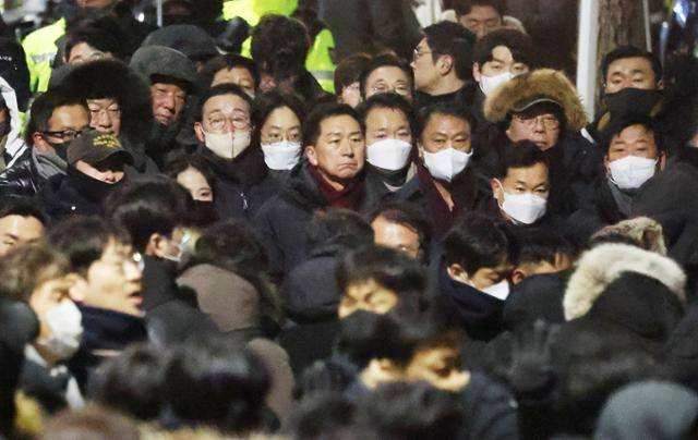 고위공직자범죄수사처(공수처)가 윤석열 대통령 2차 체포영장 집행에 나선 지난달 15일 오전 서울 용산구 한남동 대통령 관저 앞에 김기현 의원(가운데)을 비롯한 국민의힘 의원들이 경찰 진입을 지켜보고 있다. 뉴스1