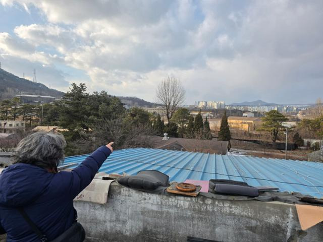 지난달 초 캠프 스탠리와 담 하나를 사이에 두고 마주한 일명 뺏벌 마을에서 김성길 경기북부환경운동연합 사무국장이 헬기장을 손가락으로 가리키고 있다. 임명수 기자