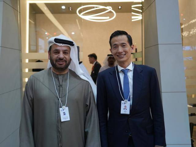 김동관(오른쪽) 한화그룹 부회장이 17일(현지시간) 아랍에미리트(UAE)에서 열린 방위산업 전시회 'IDEX 2025'에 참석해 파이살 알 반나이 EDGE 그룹 최고경영자(CEO)를 만나 기념사진을 찍고 있다. 한화에어로 제공