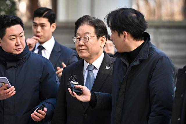 이재명 더불어민주당 대표가 18일 서울 서초구 서울중앙지법에서 열린 '대장동 배임·성남FC 뇌물' 관련 1심 속행 공판에 출석하고 있다. 정다빈 기자