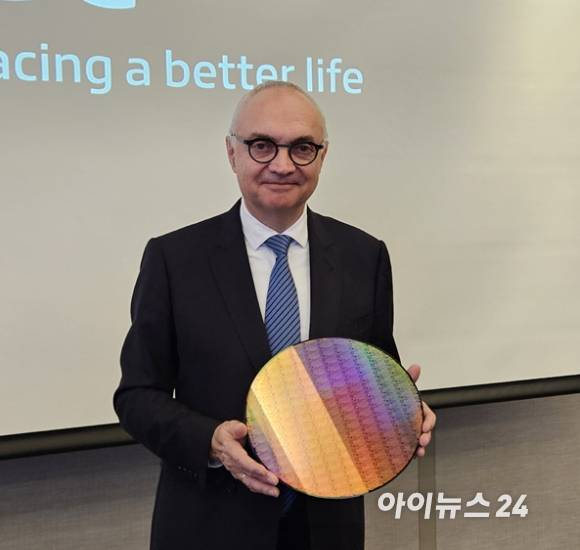 루크 반 덴 호브 아이멕(imec) 회장이 18일 서울 강남구 그랜드 인터컨티넨탈 서울 파르나스에서 열린 방한 기자회견을 마치고 기념 사진을 찍고 있다. 호브 회장이 든 웨이퍼는 imec에서 현재 연구 중인 기술로 만든 것이다. [사진=박지은 기자]