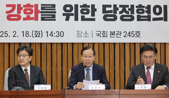 18일 서울 여의도 국회에서 열린 AI 경쟁력 강화를 위한 당정협의회에서 국민의힘 권영세 비상대책위원장이 발언하고 있다. [사진=연합뉴스]