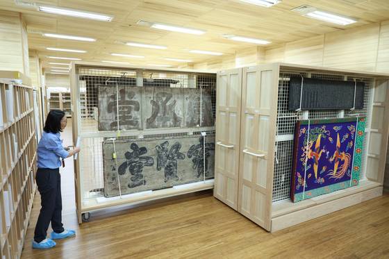 서울 종로구 국립고궁박물관에서 열린 언론공개회에서 박물관 직원이 수장고에 보관된 유물을 공개하고 있다.  조선왕실 전문 박물관인 국립고궁박물관은 8만8000여 점의 왕실 유물을 보유하고 있으며 이 유물들은 재질에 따라 적정 온·습도가 유지되는 19개 수장고에 보관되어 있다. 뉴스1