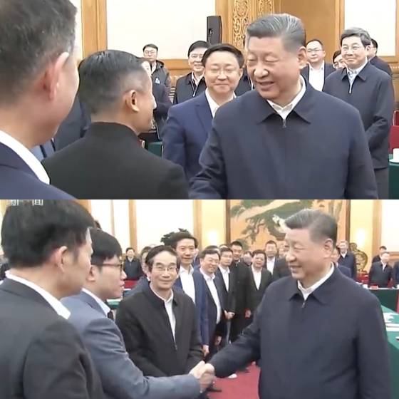 17일 중국 베이징 인민대회당에서 열린 민영기업가 좌담회를 마치고 시진핑(오른쪽) 중국 국가주석이 마윈(사진 위 왼쪽 두번째 뒷모습) 알리바바 창업자와 량원펑(사진 아래 왼쪽 두번째) 딥시크 창업자와 악수하고 있다. CC-TV 캡처