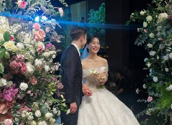 결혼식에서 활짝 웃는 박소연(오른쪽)과 미샤 지. 사진 민유라 인스타그램 캡처