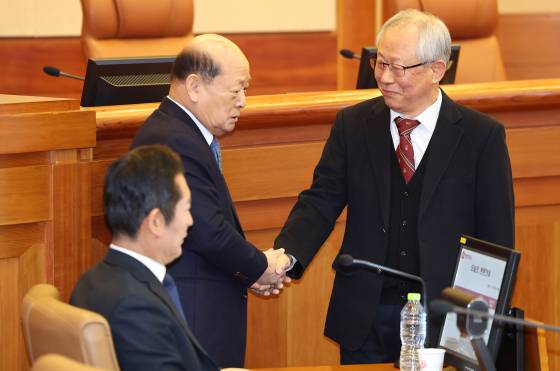 윤석열 대통련 탄핵심판 2차 변론기일이 진행된 16일 오후 서울 종로구 헌법재판소 심판정에서 조대현 피청구인 법률대리인(오른쪽)과 송두환 탄핵소추 법률대리인(왼쪽 둘째)이 악수하고 있다. 왼쪽은 정청래 국회 탄핵소추단장. 뉴스1