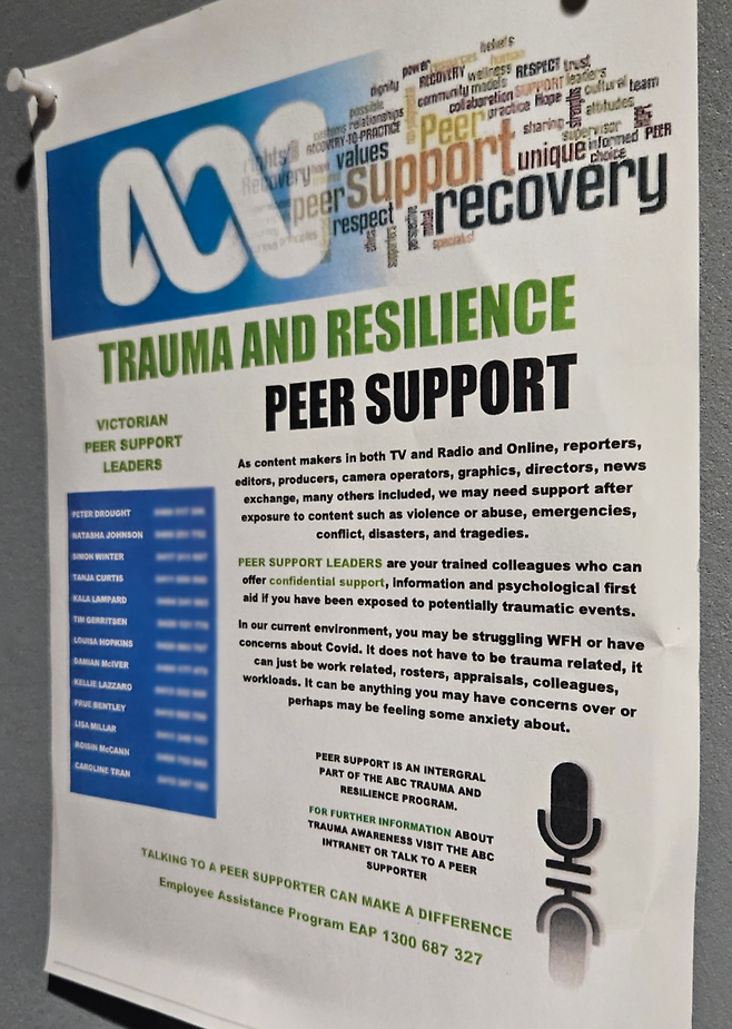 모임 구성원들이 2023년 방송기자연합회 '트라우마 저널리즘' 연수 과정 중 호주 ABC방송에서 찍은 사내 동료 지지 홍보 포스터. 트라우마와 관련되지 않은 업무상 문제라도 연락해 달라고 쓰여 있다.