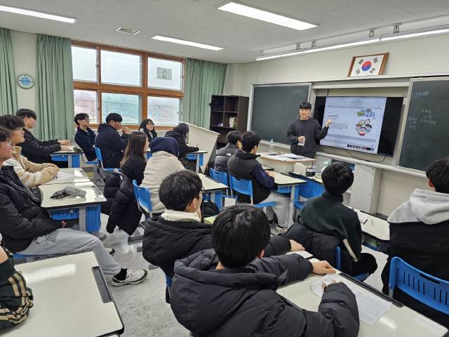 ▲ 강원외국어고등학교(교장 주원섭)는 지난 16일 신입생 캠프에 참여한 학생들을 대상으로 ‘2024학년도 겨울방학 홈커밍데이’를 개최했다.