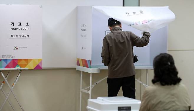 2024 하반기 재·보궐선거 투표일에 유권자들이 투표하고 있다. / 사진=뉴스1