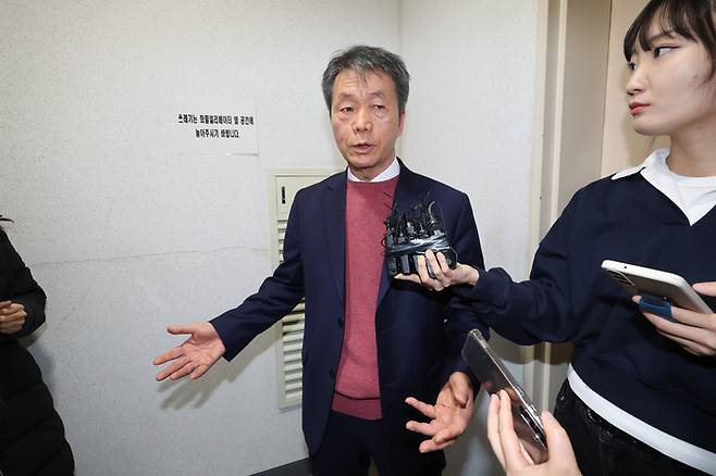 김용원 국가인권위원회 상임위원이 18일 서울 중구 인권위에서 열린 군인권보호위원회를 마친 뒤 취재진의 질문에 답하고 있다. 연합뉴스