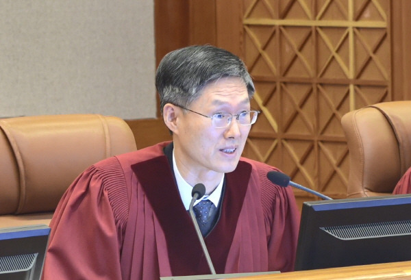 문형배 헌법재판소장 권한대행이 지난 4일 서울 종로구 헌법재판소에서 열린 윤석열 대통령 탄핵심판 5차 변론에서 이진우 전 수방사령관에게 증인심문을 하고 있다.헌법재판소 제공