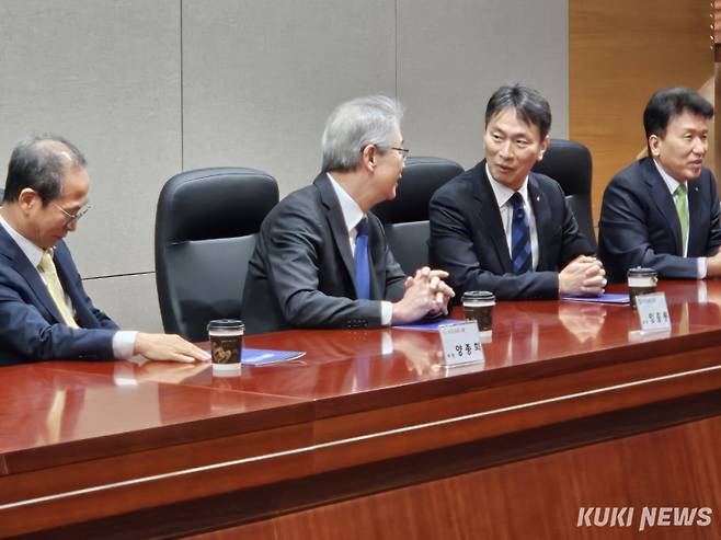 이복현 금융감독원장과 임종룡 우리금융그룹 회장이 지난 13일 서울 한국금융연수원에서 열린 사외이사 양성 및 역량 강화 업무협약식에서 대화하고 있다. 정진용 기자